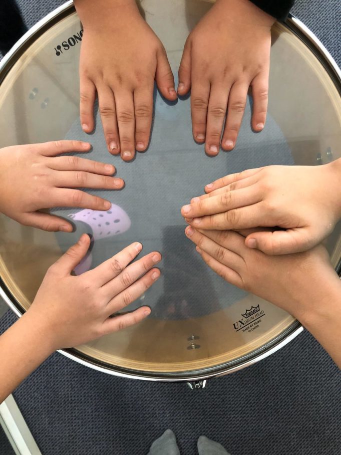 Musikgruppe - Hände auf Trommel