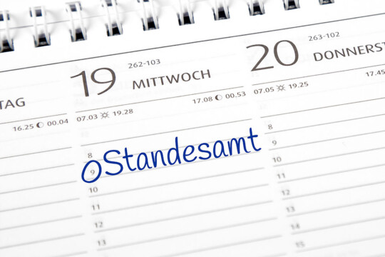 Kalender mit eingetragenem Termin beim Standesamt