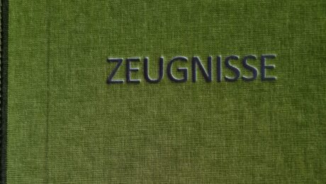 Zeugnismappe Ein grünes Cover mit dem aufgedruckten Wort