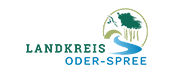 Logo des Landkreises Oder-Spree mit einem Fluss und Bäumen in einem stilisierten Design.