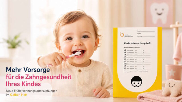 Ein Kind putzt fröhlich die Zähne, während ein Kinderuntersuchungsheft sichtbar ist. Fokus auf Zahngesundheit.