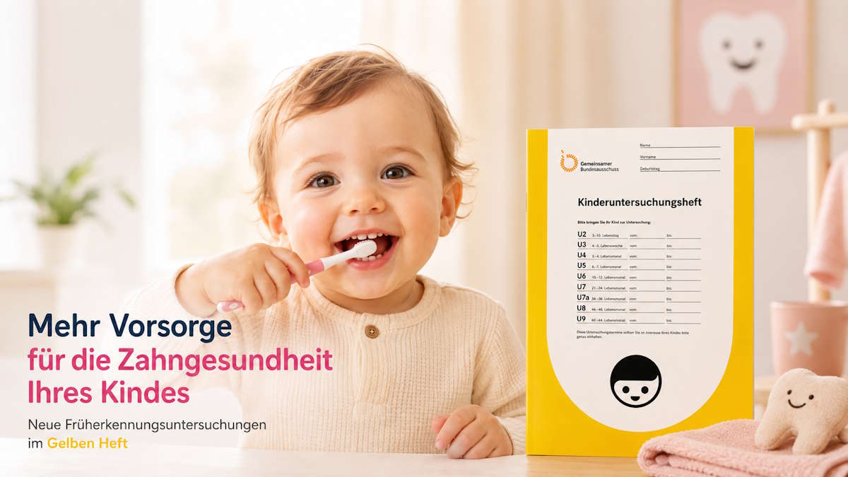 Ein Kind putzt fröhlich die Zähne, während ein Kinderuntersuchungsheft sichtbar ist. Fokus auf Zahngesundheit.